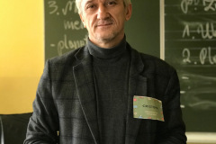 Pan-Krzysztof-dumnie-prezentujacy-identyfikator